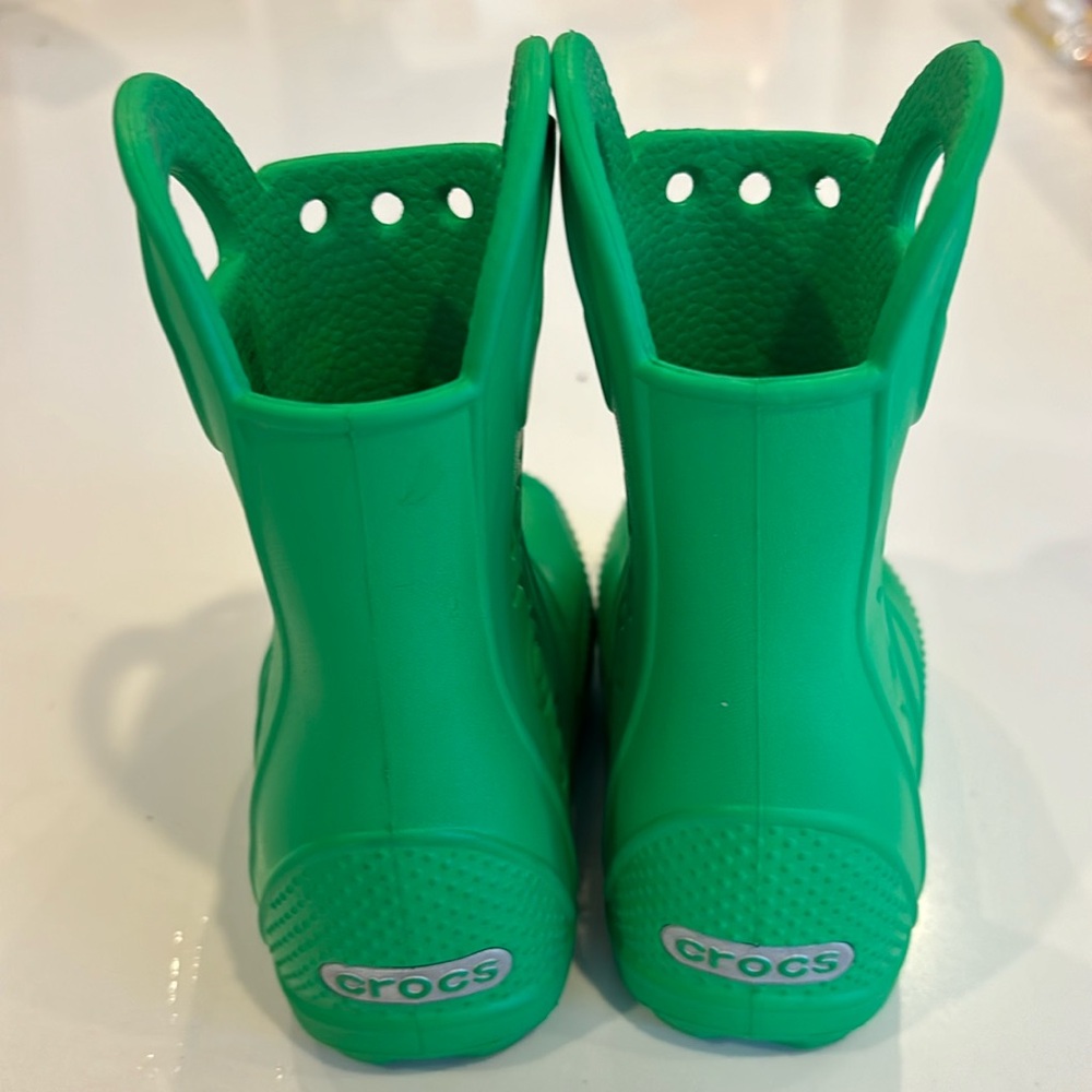 Crocs toddler size 7 green rain boots.